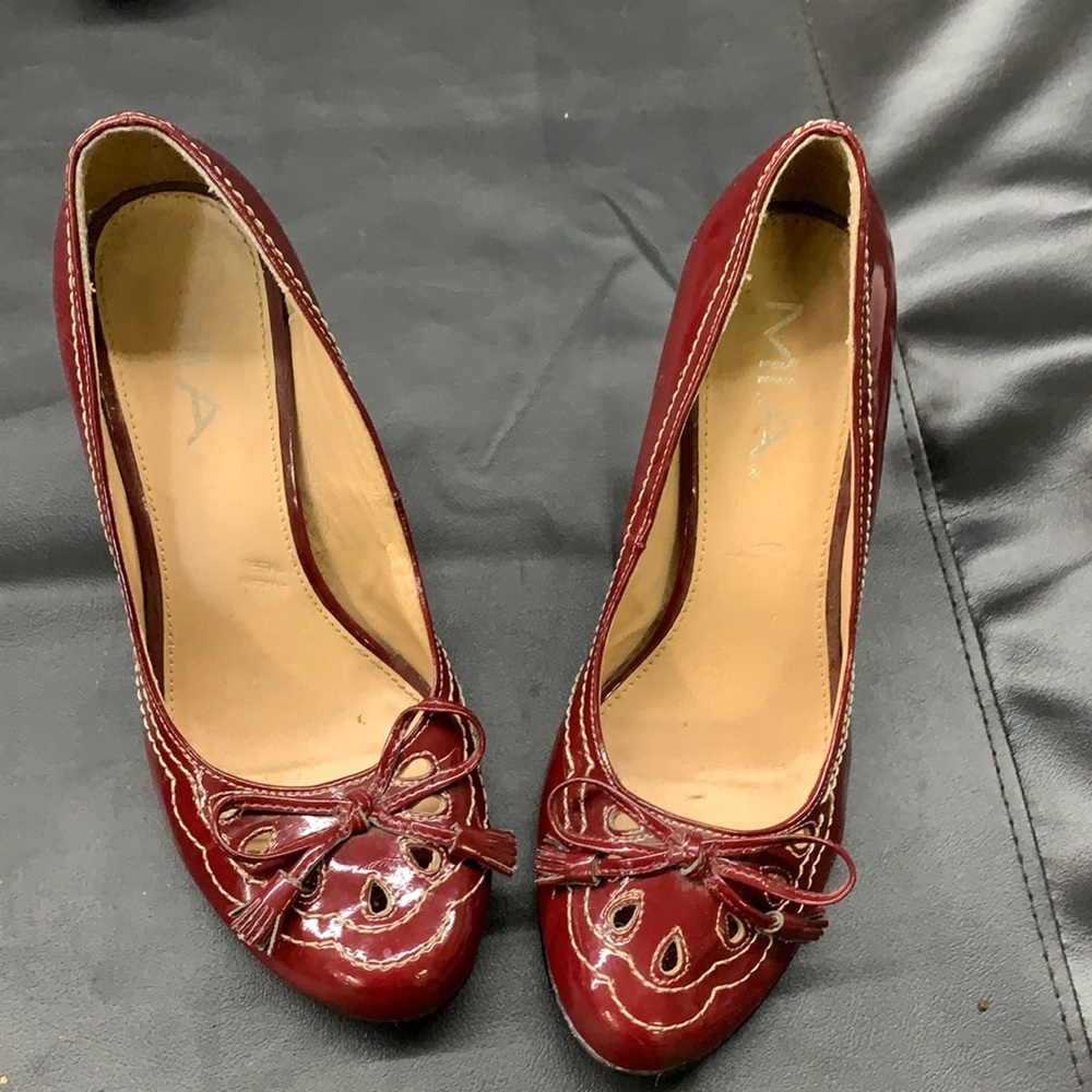 Vintage looking Patton leather red pumps